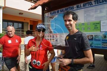 Alberto Rdríguez e Isabel Navarro triunfan en la XVII Travesía a Nado de Salinetas (Foto TA)